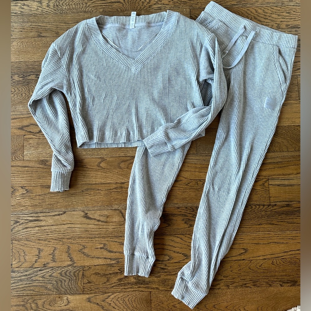 Alo Muse vneck pullover & sweatpants